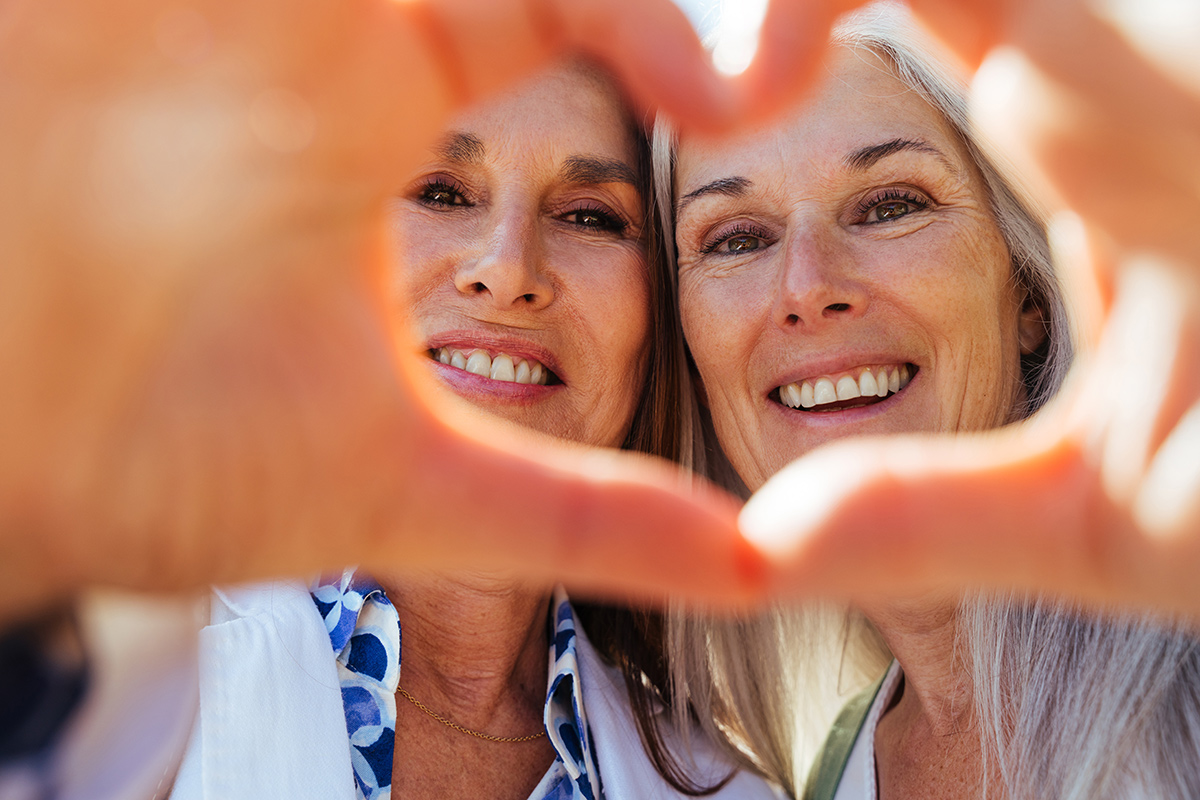Des mains formant un cœur, symbole d’accompagnement